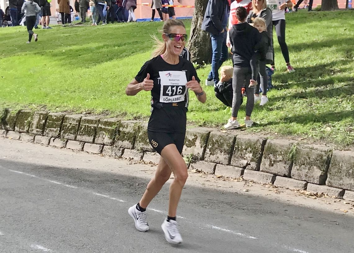 Theresa Lyng-Jørgensen debuterte på marataon og løp med et stort smil om munnen i samtlige 42 kilometer. (Foto: Sol Haugen)