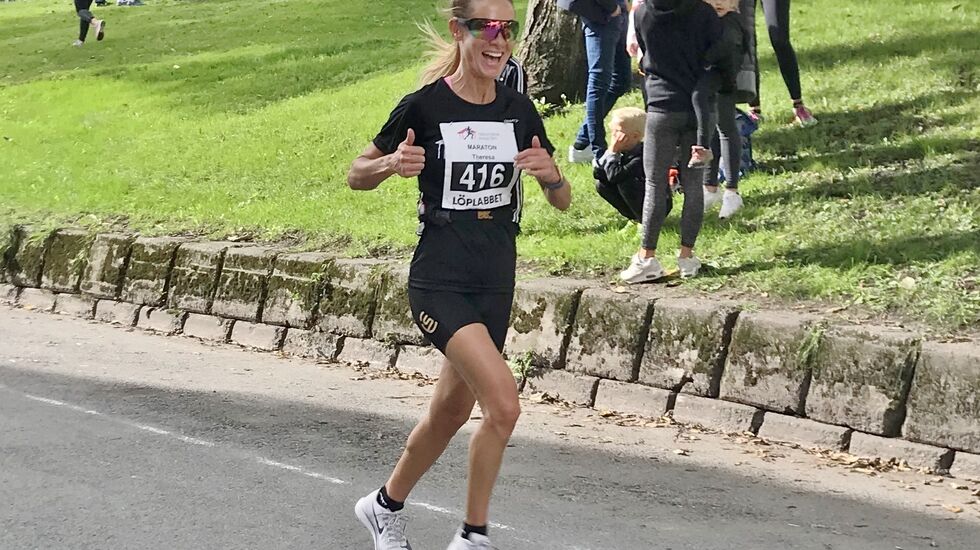 Theresa Lyng-Jørgensen debuterte på marataon og løp med et stort smil om munnen i samtlige 42 kilometer. (Foto: Sol Haugen)
