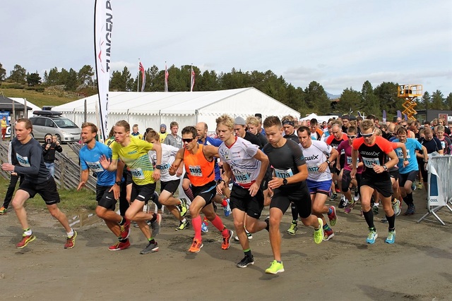 Fra starten på 18 km meddagens vinner Stian Dahl Sommerseth, Tromsø Løpeklubb/Hoka One One i gult nste lengst til vesnstre. (Foto fra Furusjøen Rundts facebookside)