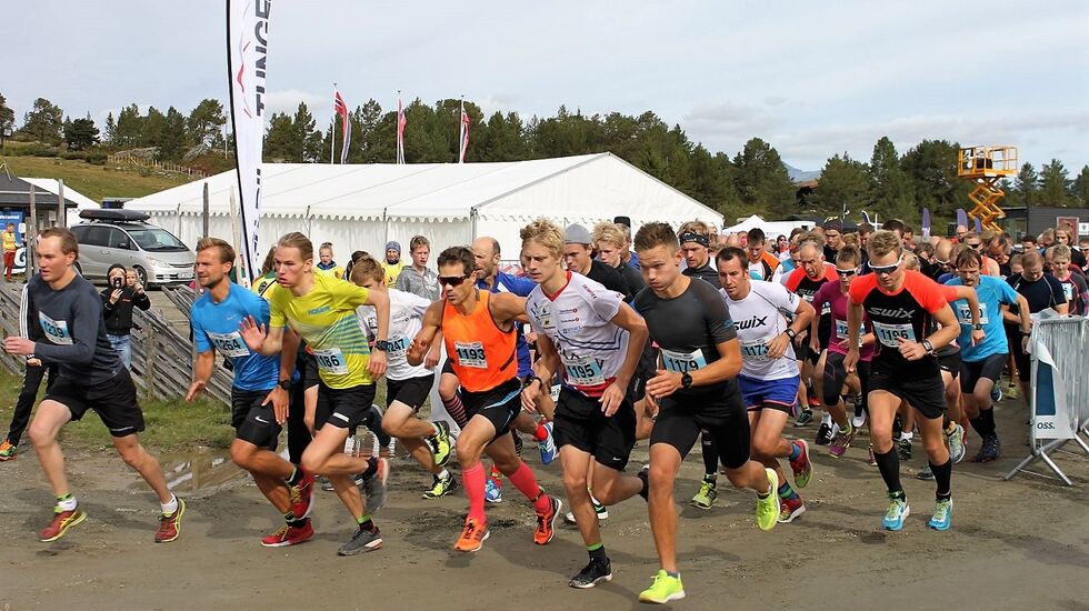 Fra starten på 18 km meddagens vinner Stian Dahl Sommerseth, Tromsø Løpeklubb/Hoka One One i gult nste lengst til vesnstre. (Foto fra Furusjøen Rundts facebookside)