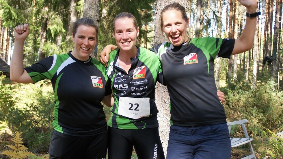 Løten OL\s vinnerlag i D17 (fr venstre): Nina Smestad, Emilie Westli Andersen og Sofie Johansson. (Foto: Stein Arne Negård)