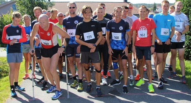Fellesstart for 45 deltagere på 12 km og 6.5 km i Tysåsen Rundt (Foto: Henrik Kofoed Nielsen-IL Express).