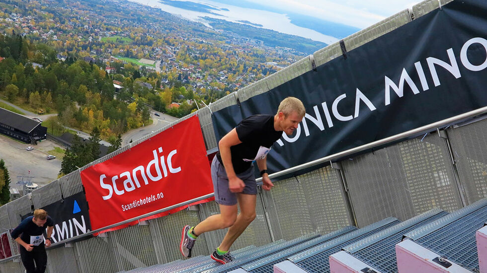Lasse Rypdal i siste OPPspurt mot mål på toppen av Holmenkollbakken i Kollen Opp 2015. Lasse er primus motor for treningsgruppen Trappefolket som møtes hver mandag kl. 18 året rundt til variert trening i trappene i Holmenkollen.  Foto Christian Prestegård