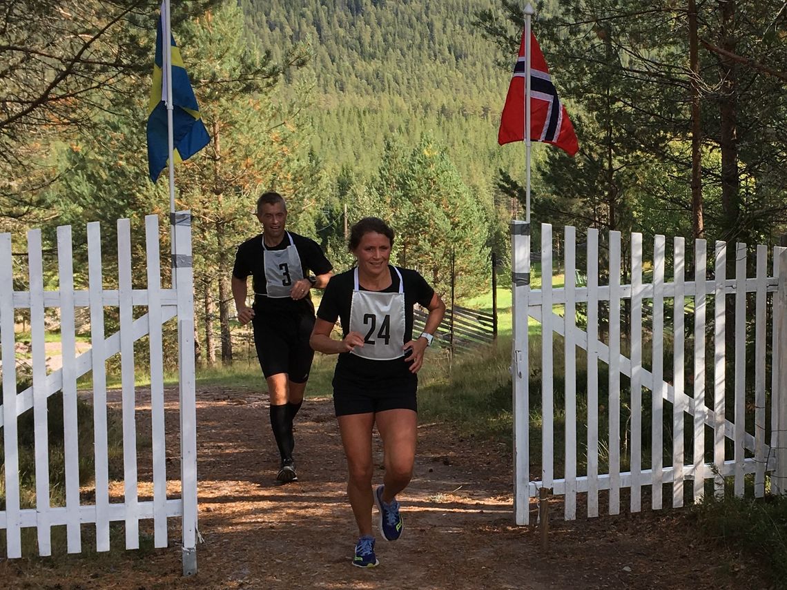 Første dame, Silje Lans Pedersen, passerer riksgrensen 2,5 km før mål foran dagens 5. mann, Mikael Stenelund. (Foto: Hans Odde)