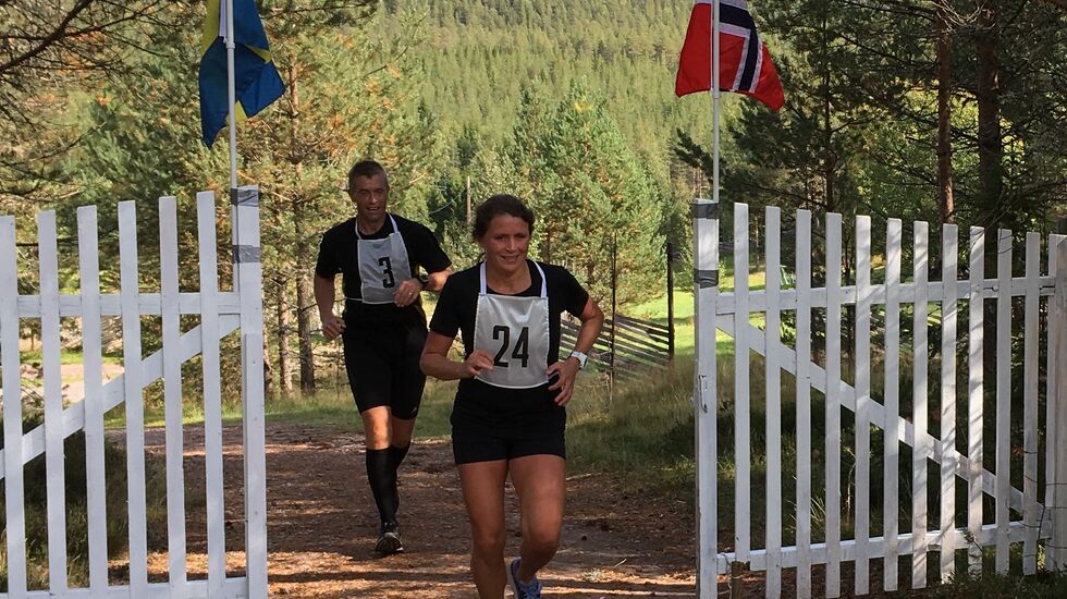 Silje Lans Pedersen og Mikael Stenelund passerer riksgrensen 2,5 km før mål i Grensetrimmen i 2018. (Foto: Hans Odde)