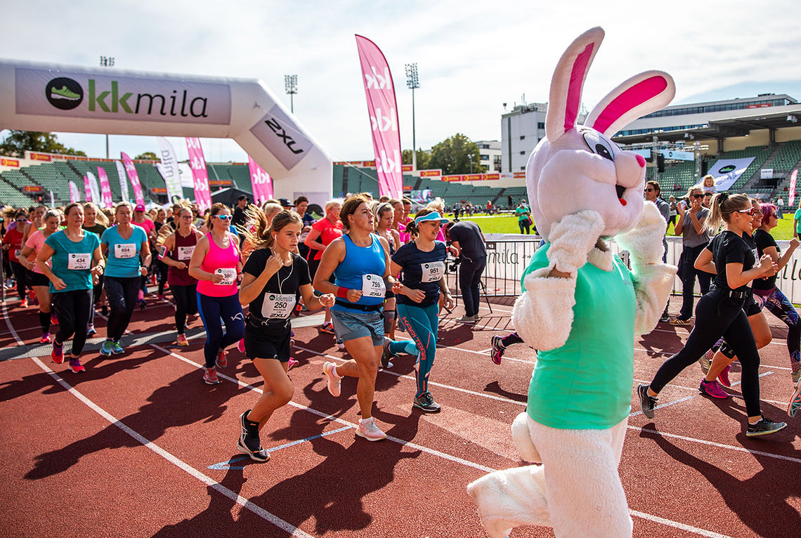 Starten i KK-mila 2018 har gått - med nesten 4000 deltakere og egen hare. (Alle foto: arrangøren)