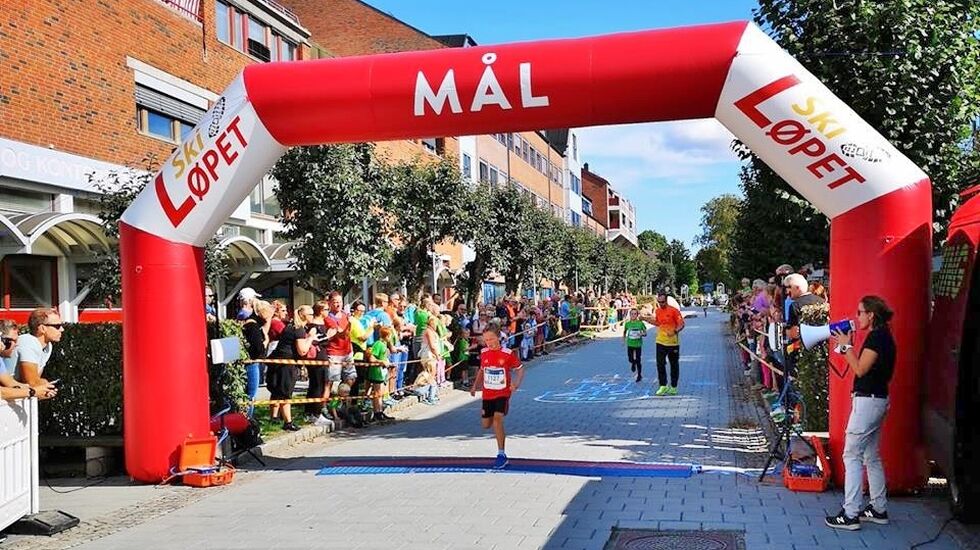 Fra målgangen på 5 km i Ski sentrum. (Arrangørfoto)
