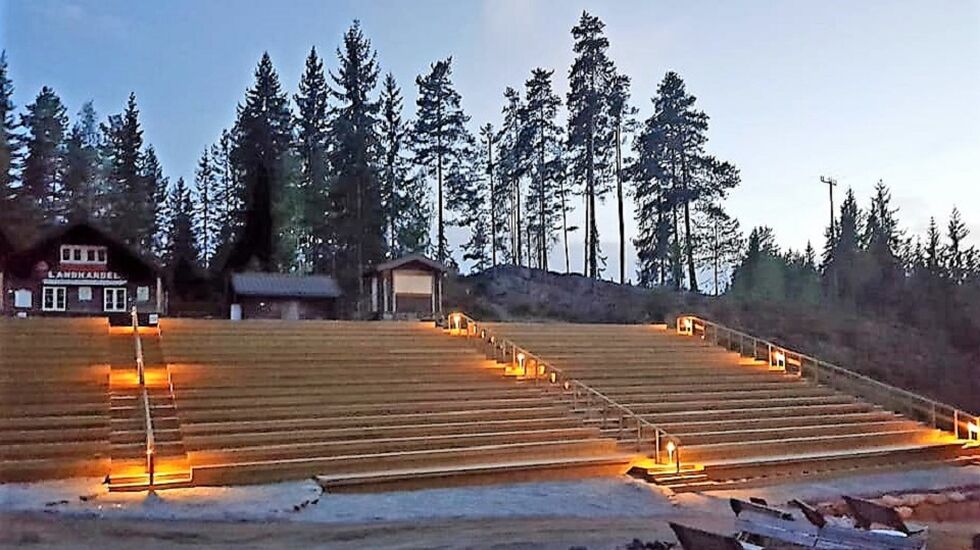 Den nye tribunen ved Kvennstugua er klar til årets løp. Her i vakker  kveldsstemning. (Foto: Kvennstuguas facebookside)