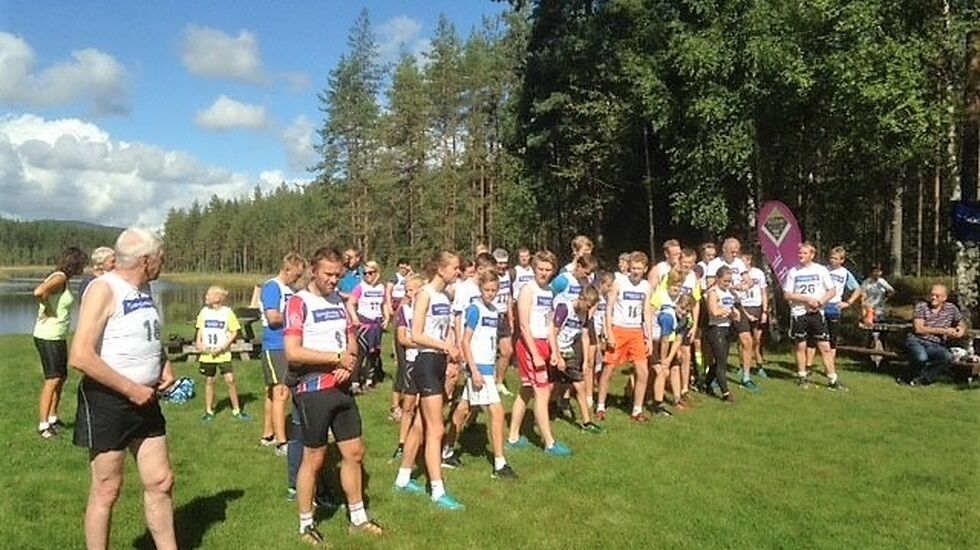 Det var flott vær ved Butjernet like før 27 sprekinger la ut på turen opp Blåenga! (Arrangørfoto)