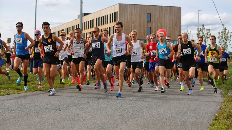 Starten på 10 km i Norgesløpet 2018. I år blir det et enda skarpere startfelt. (Foto: Bjørn Hytjanstorp)
