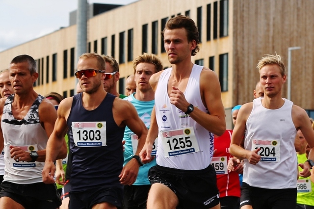 Erik Udø Pedersen med startnummer 1255 vant Norgesløpets 10 km på solide 30:35. (Foto: Bjørn Hytjanstorp)