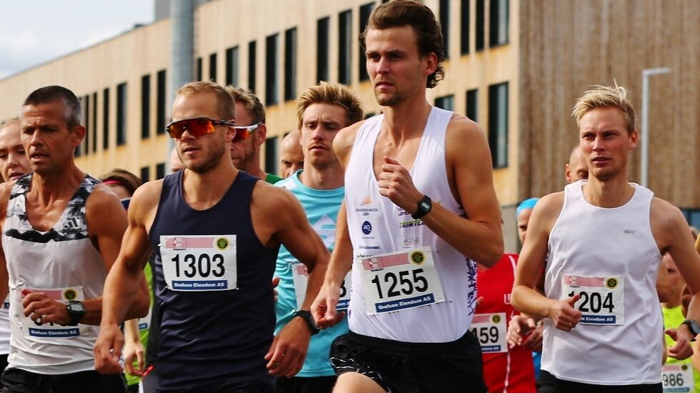 Erik Udø Pedersen med startnummer 1255 vant Norgesløpets 10 km på solide 30:35. (Foto: Bjørn Hytjanstorp)
