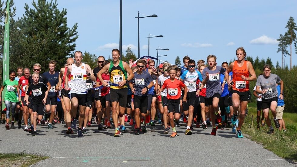 Norgesløpet på Jessheim arrangeres for tredje gang 5. oktober. Bildet er fra starten på 5 km i fjorårets løp. (Foto: Bjørn Hytjanstorp)