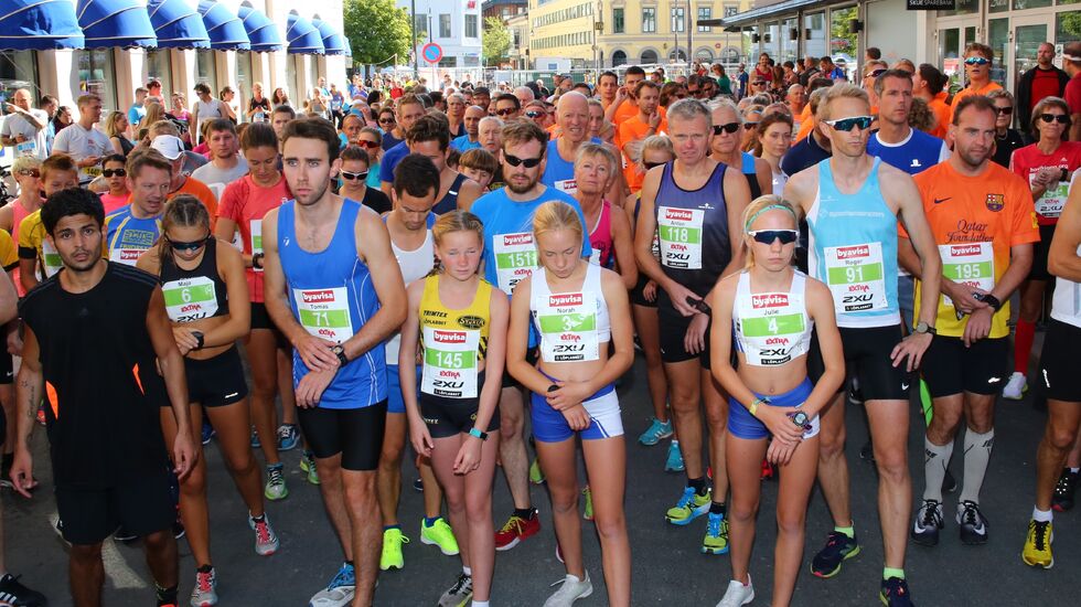 Fra starten på 5 km i Drammen. (Foto: Bjørn Hytjanstorp)