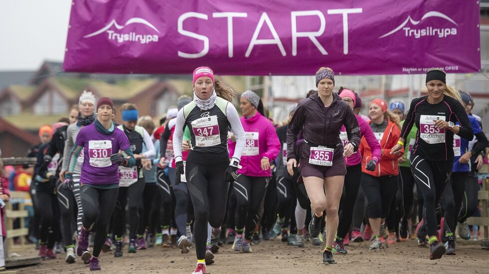 Fra starten på 6 km med vinner Abelone Lyng (355) og fjorårets vinner  Liv Tone Heramb (347) i front. (Foto: Ola Matsson)