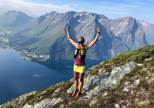 Therese Sjursen i målområdet ved førstetoppen (den første kniven) på fjellet Saksa midt i Sunnmørsalpene