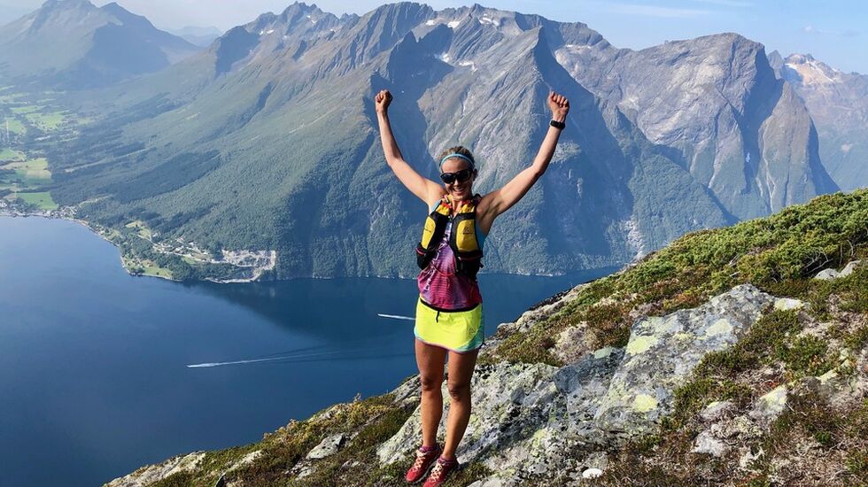Therese Sjursen i målområdet ved førstetoppen (den første kniven) på fjellet Saksa midt i Sunnmørsalpene