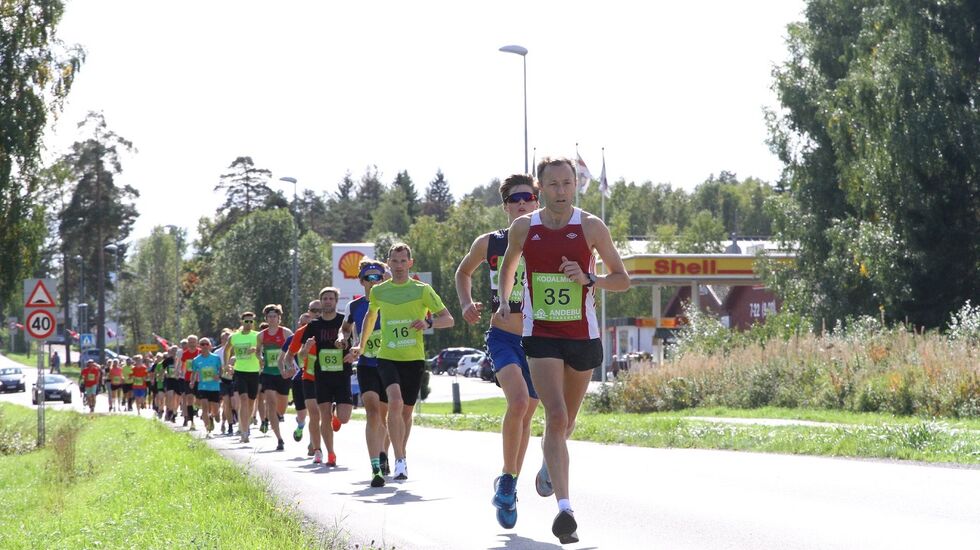 SK Vidars Bjørn Ivar Nilsen i tet fra første meter i Kodal lørdag. (Foto: Torstein Flåm)