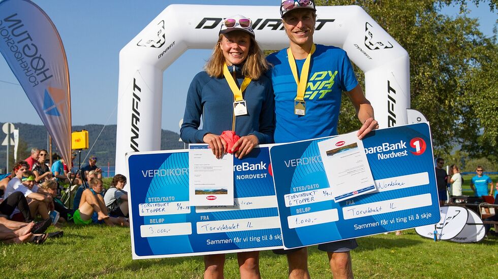 Dagens beste, Johanna Åström og Gjermund Nordskar med premier etter sine topp-prestasjoner. (Foto Daniel Kvalvik)