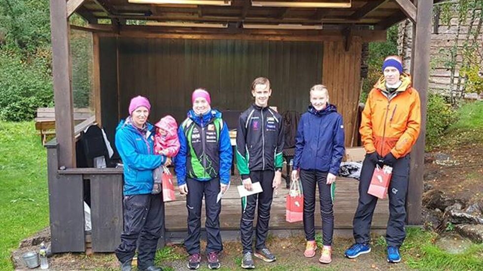 Fra venstre: Sofie Johansson (nr 2 av damene på 10 km), Emilie Westlie Andersen (beste dame på 10 km), Markus Løken (beste herre på 10 km), Karen Bakstad Dammen (beste dame på 5 km) og Marius Øie (beste herre på 5 km). (Footo: Irene Brubakken)