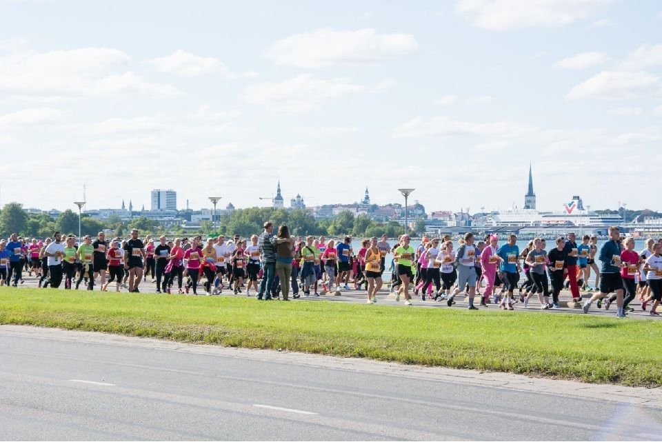 Fra en tidligere utgave av Tallinn Marathon som har start og mål ved Frihetsplassen i utkanten av gamlebyen, mens større deler av løypa går i mer landlige omgivelser langs sjøsiden (Foto: news.err.ee)
