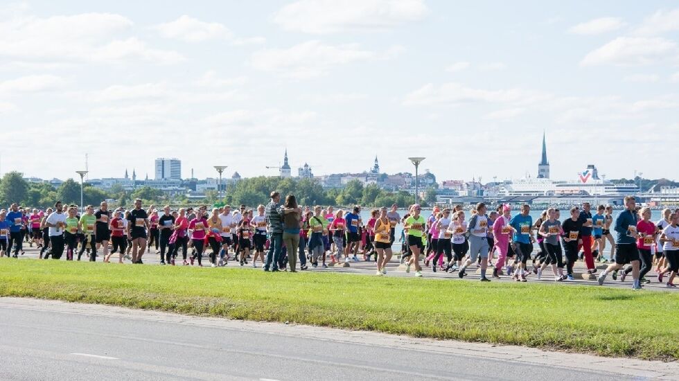 Fra en tidligere utgave av Tallinn Marathon som har start og mål ved Frihetsplassen i utkanten av gamlebyen, mens større deler av løypa går i mer landlige omgivelser langs sjøsiden (Foto: news.err.ee)