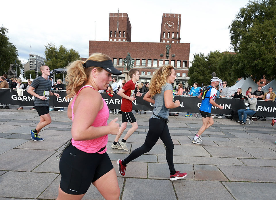 Start- og mål: Rådhusplassen er hjertet til Oslo Maraton. Her er det halvmaratonløpere som passerer etter ca. 14 km. (Foto: Kjell Vigestad)