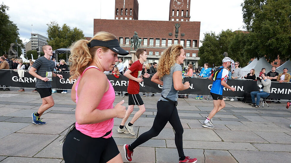 Start- og mål: Rådhusplassen er hjertet til Oslo Maraton. Her er det halvmaratonløpere som passerer etter ca. 14 km. (Foto: Kjell Vigestad)