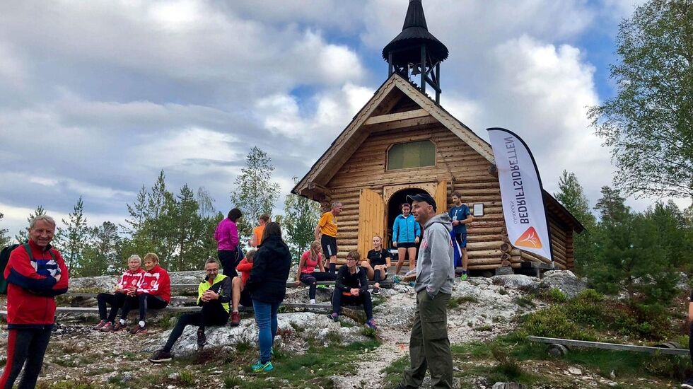 Kos på toppen av Skåråsberget etter oppturen til Jordbærkirka onsdag kveld. (Foto: Marit Aamdal)