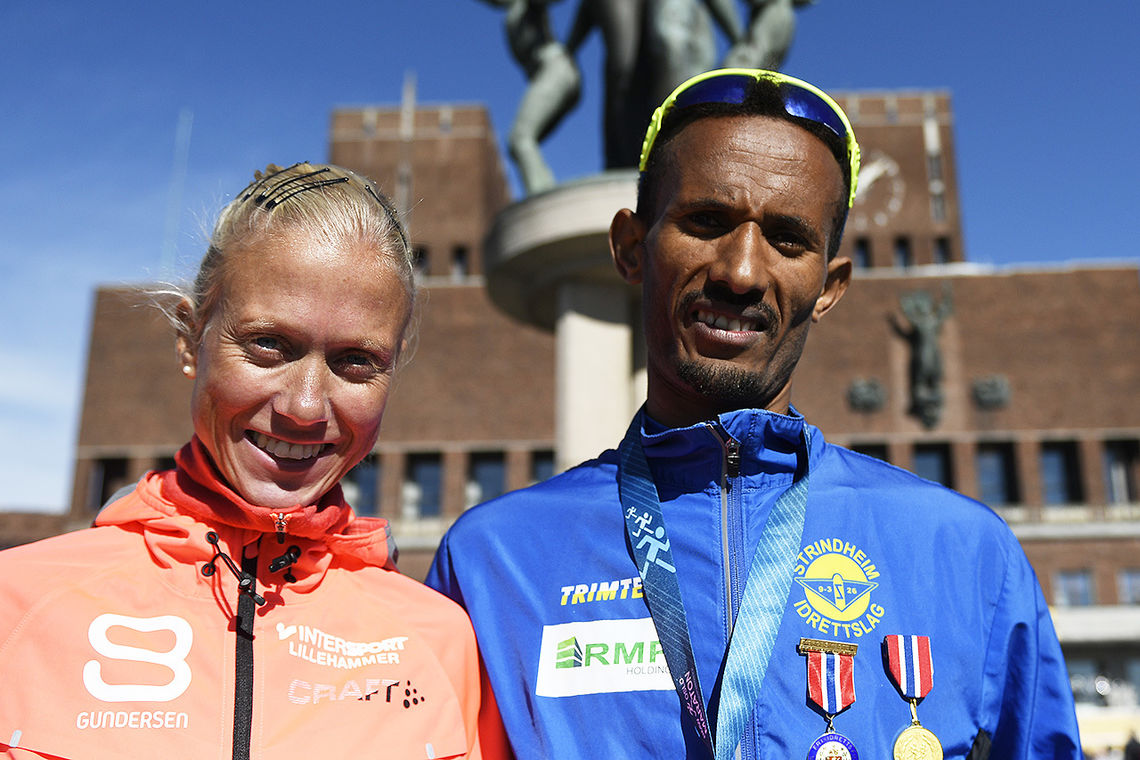 Marthe Katrine Myhre og Abrahim Abdulaziz - to glade vinnere av både NM og Oslo Maraton. (Foto: Bjørn Johannessen)