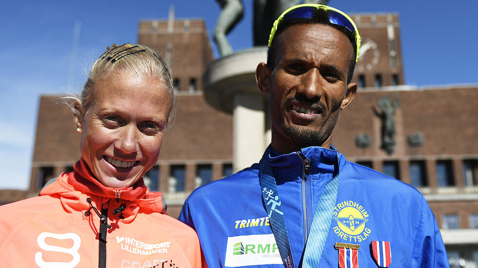 Marthe Katrine Myhre og Abrahim Abdulaziz - to glade vinnere av både NM og Oslo Maraton. (Foto: Bjørn Johannessen)