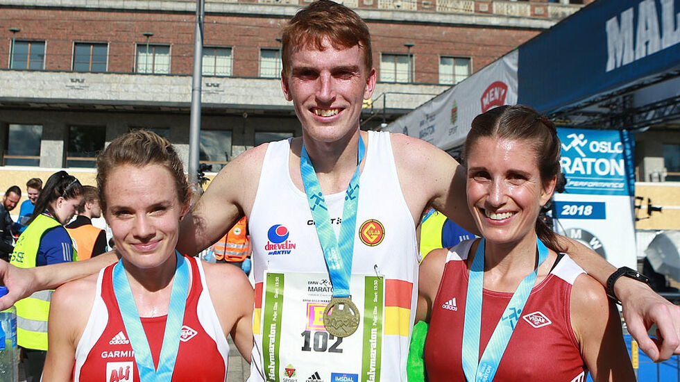 Herrevinner Marius Vedvik blir flankert av kvinnevinner Runa Falch (til venstre) og Tone Hjalmarsen som gjorde et fint comeback og ble nummer to. (Foto: Kjell Vigestad) 