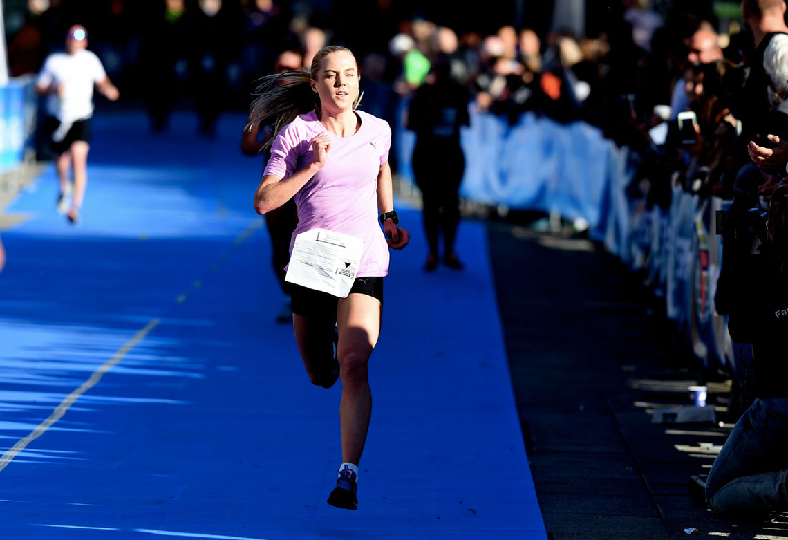 Kristine Eikrem Engeset spurter inn til seier på 10 km. (Foto: arrangøren) 