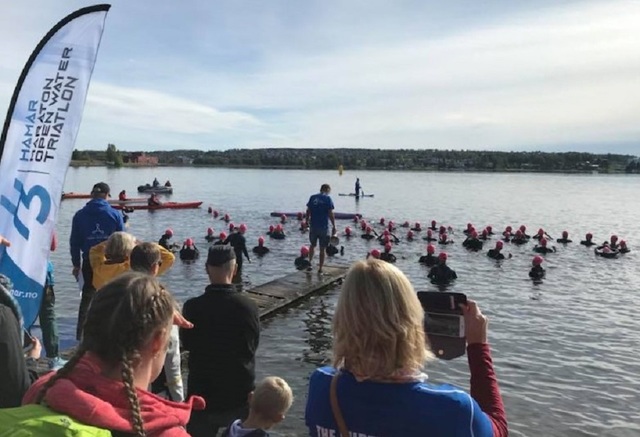 79 utøvere klare til start i Mjøsa søndag formiddag. (Foto: Kristine Risanger Røsland)