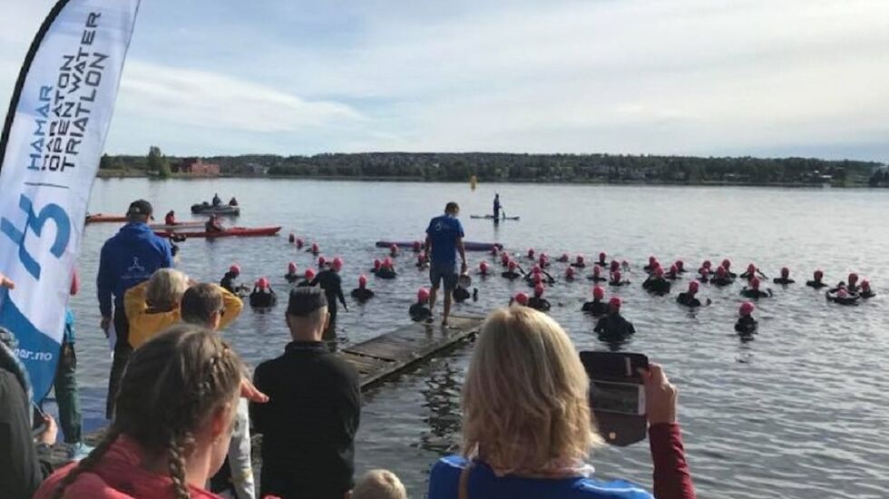 79 utøvere klare til start i Mjøsa søndag formiddag. (Foto: Kristine Risanger Røsland)
