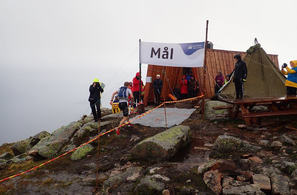 Øyvind Heiberg Sundby spring i mål i regn og sludd som suveren vinnar av den 4. utgåva av Balestrand Opp som hadde samla omlag 200 deltakarar, av dei 72 i konkurranseklassa. Foto Jørgen Hundseth.