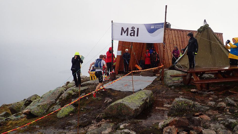 Øyvind Heiberg Sundby spring i mål i regn og sludd som suveren vinnar av den 4. utgåva av Balestrand Opp som hadde samla omlag 200 deltakarar, av dei 72 i konkurranseklassa. Foto Jørgen Hundseth.