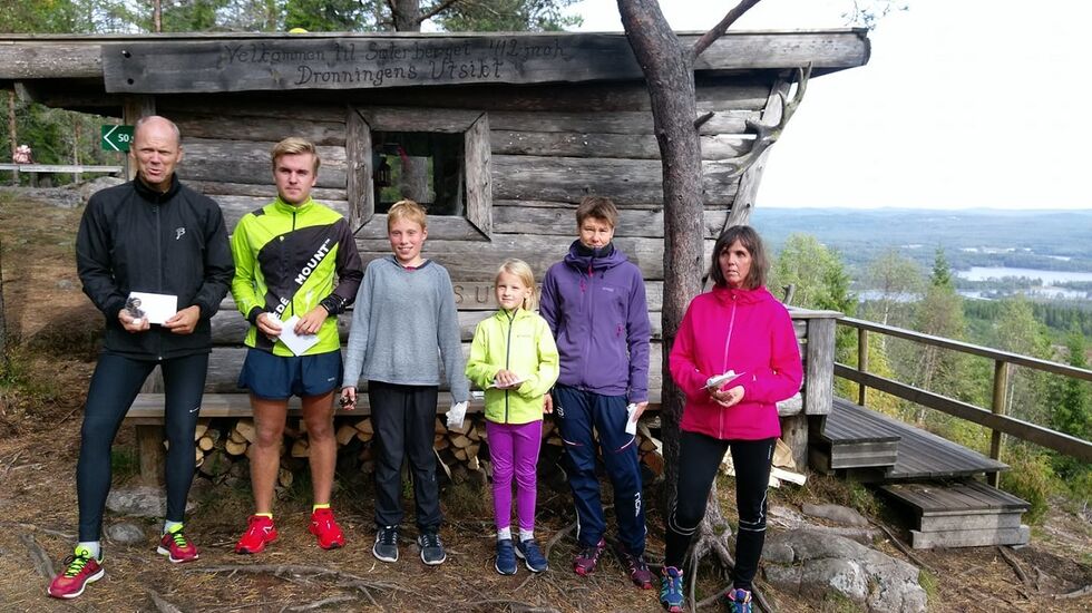 Fornøyde klassevinnerne etter årets motbakkeløp (fra v.): Rune Lund, Hans Martin Bue, Gunnar Verva, Tindra Nybråten Gerhardsen, Gro Strand og Hanne Øiset Nygårdseter. (Foto fra Dronningens Utsikts facebookside)
