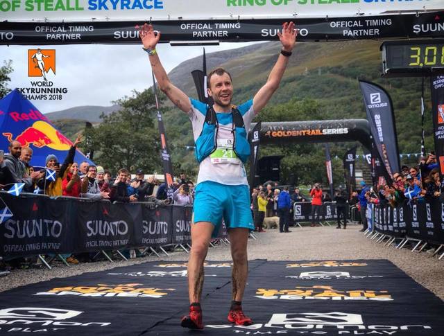 Stian Angermund-Vik jubler for bronse i Skyrunning. (Arrangørfoto)