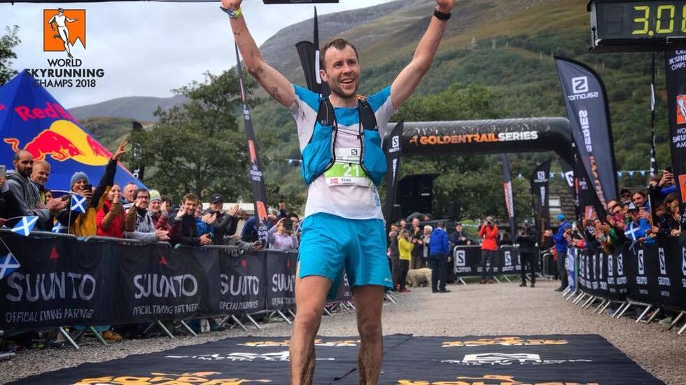 Stian Angermund-Vik jubler for bronse i Skyrunning. (Arrangørfoto)