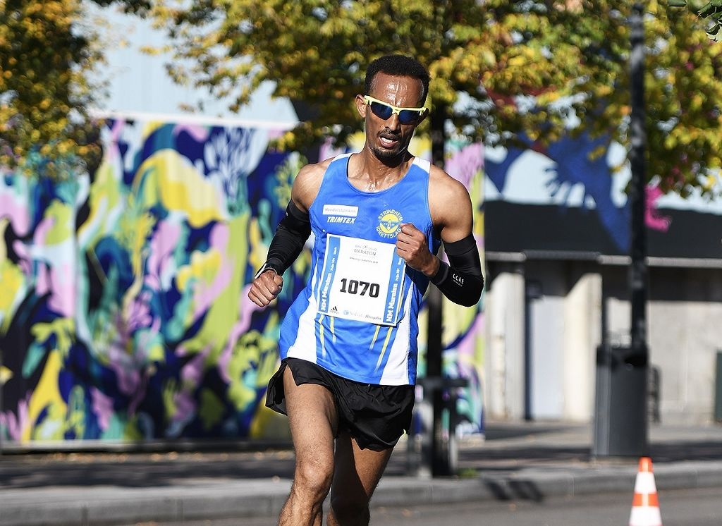 Ebrahim Abdulaziz løp fortest i Oslo Maraton, og har også raskest tid etter omregning med veterantabellen. (Foto: Bjørn Johannessen)