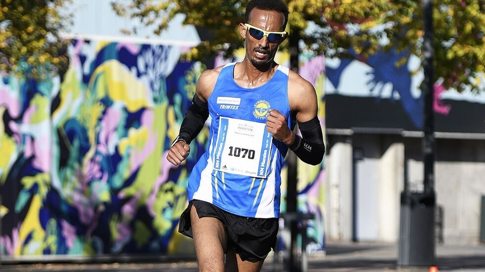 Ebrahim Abdulaziz løp fortest i Oslo Maraton, og har også raskest tid etter omregning med veterantabellen. (Foto: Bjørn Johannessen)