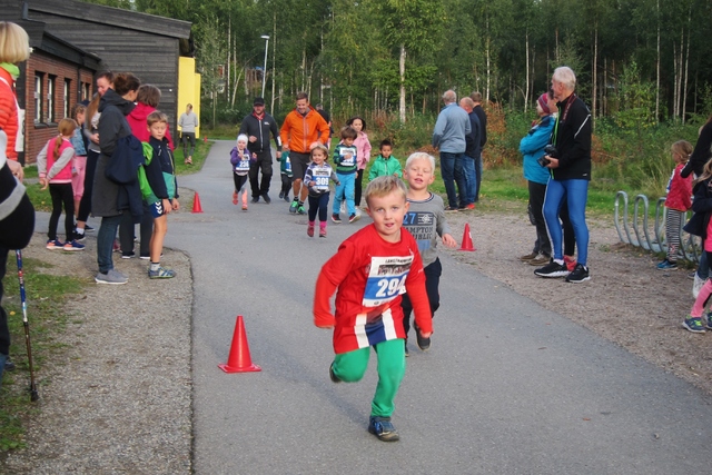 August var en av mange glade barn i barneløpet. (Foto: Torill Blakkisrud)