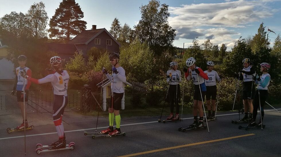 10 startklare løpere i fint høstvær ved Vestsida grendehus torsdag. (Foto: Trond Ole Myrvold)