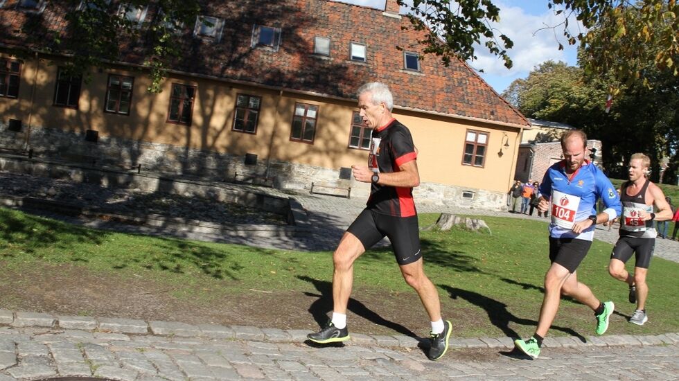 Sjef for forsvarsstaben og stedfortredende forsvarssjef Erik Gustavsen løp fort på Akershus festning, og hadde bare betydelig yngre løpere foran seg i mål. På bildet har han følge av Lars Vangraas og Magnus Følling. (Foto: Olav Engen)