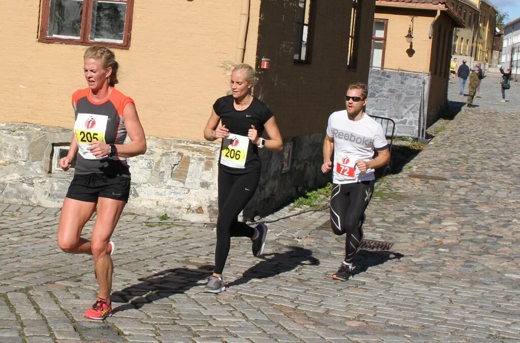 IMG_2785_Hege_Birkelund_foran_Malin_Brynhildsvoll (1024x676)