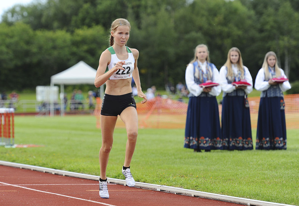 Emma Kirkeberg Mørk er den aller yngste som er tatt ut på rekrutteringslandslaget. Her løper hun inn til gull på 3000 meteren under UM på Overhalla i sommer. (Foto: Arne Brunes)