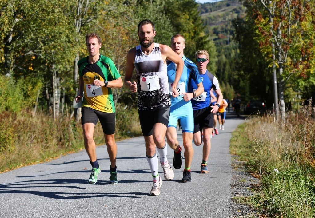 Sindre Buraas i tet tidlig i løpet mens Kristian Monsen og Lars Buraas enda henger med på den tidligere eliteløperens fart. (Foto: Bjørn Hytjanstorp)