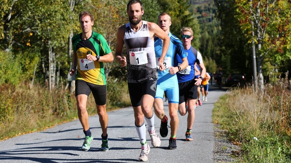 Sindre Buraas i tet tidlig i løpet mens Kristian Monsen og Lars Buraas enda henger med på den tidligere eliteløperens fart. (Foto: Bjørn Hytjanstorp)