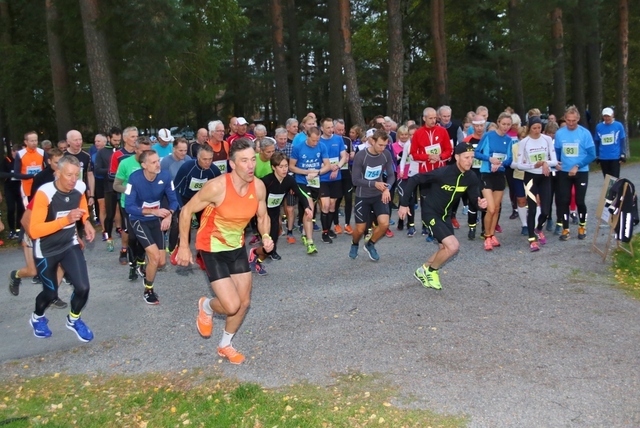 Fra starten i skumringen tirsdag kveld. (Foto: Bjørn Hytjanstorp)